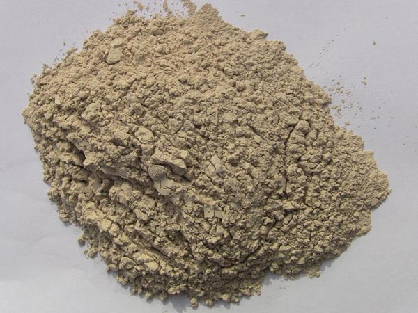 礬土性質(zhì) 礬土主要成分是氧化鋁，為煉鋁和耐火材料的主要原料。白色或灰白色，因含鐵而呈褐黃或淺紅色。密度3.45g/cm3，硬度1～3，不透明，質(zhì)脆。極難熔化，不溶于水，能溶于硫酸、氫氧化鈉溶液。 地區(qū)分布 中國(guó)鋁土礦資源比較豐富，在全國(guó)18個(gè)省、自治區(qū)、直轄市已查明鋁土礦產(chǎn)地205處，其中大型產(chǎn)地72處（不包括臺(tái)灣），主要分布在山西、山東、河北、河南、貴州、四川、廣西、遼寧、湖南等地。 投資前景 1.可用于煉鋁工業(yè)。用于國(guó)防、航空、汽車(chē)、電器、化工、日常生活用品等。 2.可用于精密鑄造。礬土熟料加工成細(xì)粉做成鑄模后精鑄。用于軍工、航天、通訊、儀表、機(jī)械及醫(yī)療器械部門(mén)。 3.可用于耐火制品。高鋁礬土熟料耐火度高達(dá)1780℃，化學(xué)穩(wěn)定性強(qiáng)、物理性能良好。 4.硅酸鋁耐火纖維。用于鋼鐵、有色冶金、電子、石油、化工、宇航、原子能、國(guó)防等多種工業(yè)，消防人員可用耐火纖維布做成衣服。 5.制造礬土水泥、研磨材料、陶瓷工業(yè)以及化學(xué)工業(yè)可制鋁的各種化合物。 鋁礬土磨粉制備 鋁礬土粉是選用煅燒過(guò)的熟鋁礬土礦石用雷蒙磨加工制成的細(xì)粉，粒度通常為100目-325目，在耐火材料行業(yè)得到了廣泛的應(yīng)用。通常加工的流程為先經(jīng)顎式破碎機(jī)進(jìn)行破碎，然后篩分進(jìn)入鋁礬土雷蒙磨或鋁礬土超細(xì)磨粉機(jī)中，進(jìn)行鋁礬土粉制備，使其應(yīng)用更加廣泛。