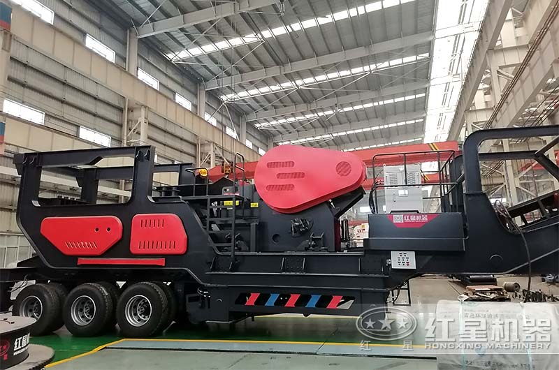 移動鄂式破碎機(jī)實拍 移動鄂式破碎機(jī)實拍