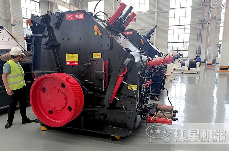 三腔反擊式破碎機(jī) 三腔反擊式破碎機(jī)