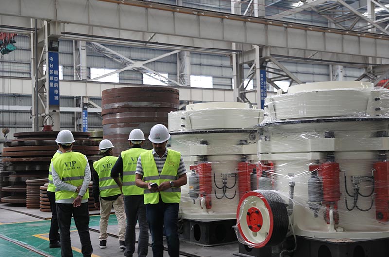 客戶來廠考察鋼渣破碎機設(shè)備 客戶來廠考察鋼渣破碎機設(shè)備