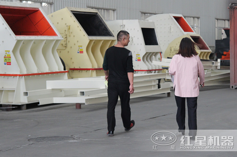 客戶來廠考察煤矸石破碎設(shè)備 客戶來廠考察煤矸石破碎設(shè)備