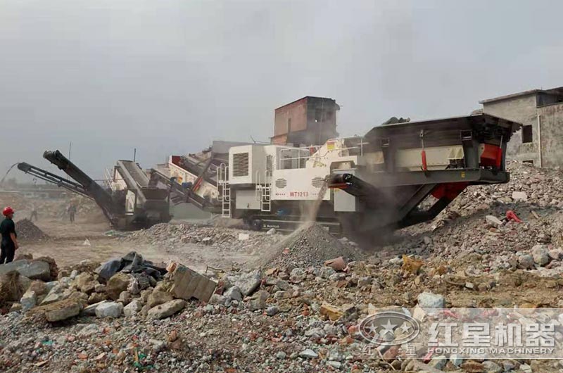 移動破碎機建筑垃圾破碎現(xiàn)場