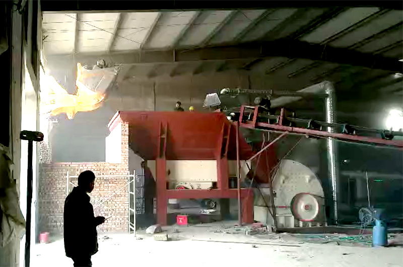 重錘式破碎機(jī)粉碎廢料現(xiàn)場 重錘式破碎機(jī)粉碎廢料現(xiàn)場