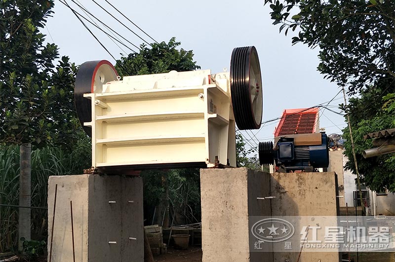 小型顎式破碎機現(xiàn)場 小型顎式破碎機現(xiàn)場