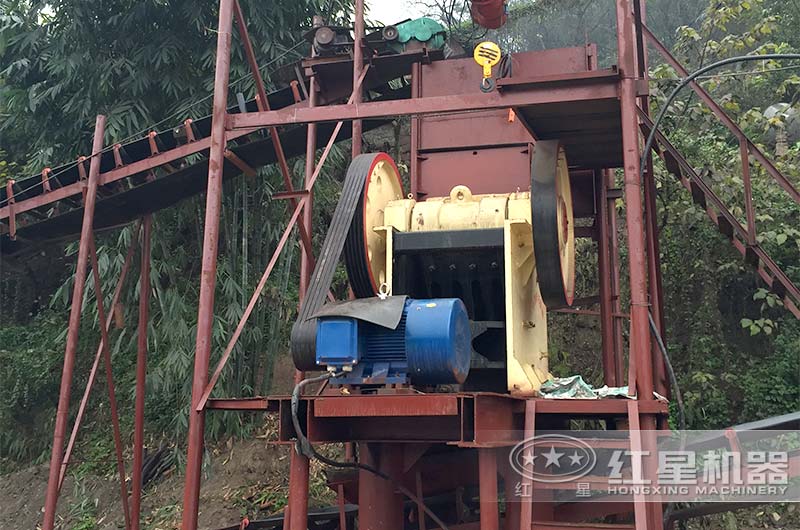 69顎式破碎機(jī)現(xiàn)場實(shí)拍 69顎式破碎機(jī)現(xiàn)場實(shí)拍