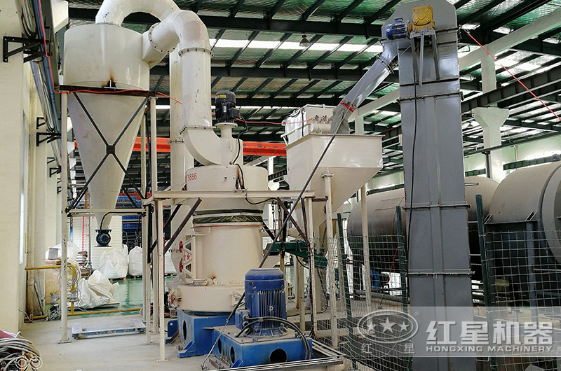 超細立式磨粉機環(huán)?，F(xiàn)場