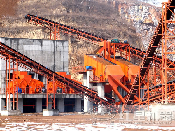 河卵石生產(chǎn)現(xiàn)場(chǎng) 河卵石生產(chǎn)現(xiàn)場(chǎng)