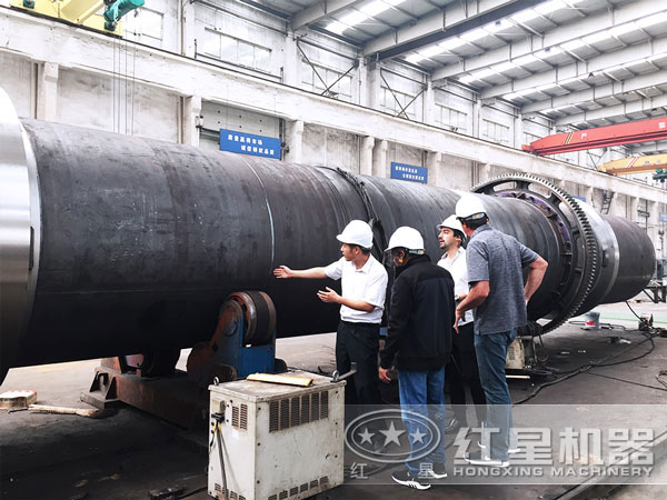 紅星技術(shù)人員對用戶球磨機(jī)現(xiàn)場技術(shù)指導(dǎo) 紅星技術(shù)人員對用戶球磨機(jī)現(xiàn)場技術(shù)指導(dǎo)