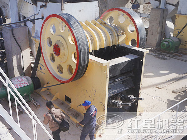 破碎機(jī)現(xiàn)場(chǎng)作業(yè) 破碎機(jī)現(xiàn)場(chǎng)作業(yè)