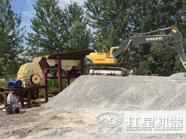 錘式破碎機(jī)現(xiàn)場(chǎng)作業(yè) 錘式破碎機(jī)現(xiàn)場(chǎng)作業(yè)
