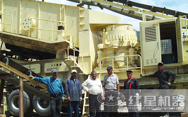 移動(dòng)破碎機(jī)現(xiàn)場(chǎng)作業(yè) 移動(dòng)破碎機(jī)現(xiàn)場(chǎng)作業(yè)