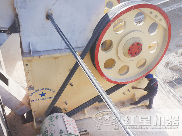 顎式破碎機(jī)現(xiàn)場作業(yè) 顎式破碎機(jī)現(xiàn)場作業(yè)
