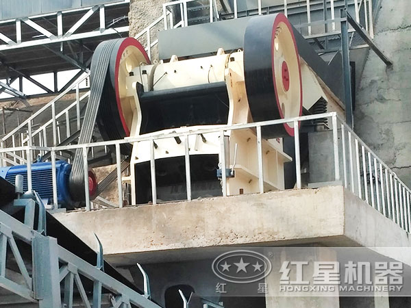 鵝卵石顎式破碎機(jī)現(xiàn)場(chǎng)作業(yè) 鵝卵石顎式破碎機(jī)現(xiàn)場(chǎng)作業(yè)