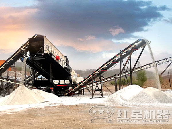 移動碎石機在石料廠作業(yè) 移動碎石機在石料廠作業(yè)