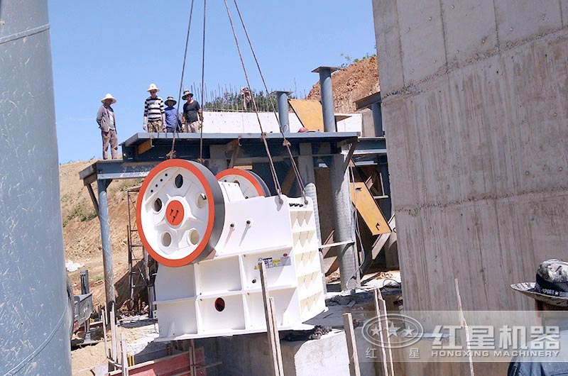 時產(chǎn)300噸鄂式破碎機生產(chǎn)現(xiàn)場 時產(chǎn)300噸鄂式破碎機生產(chǎn)現(xiàn)場