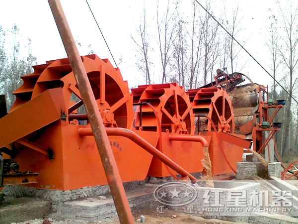 時(shí)產(chǎn)50噸風(fēng)化砂洗砂機(jī)生產(chǎn)現(xiàn)場(chǎng) 時(shí)產(chǎn)50噸風(fēng)化砂洗砂機(jī)生產(chǎn)現(xiàn)場(chǎng)