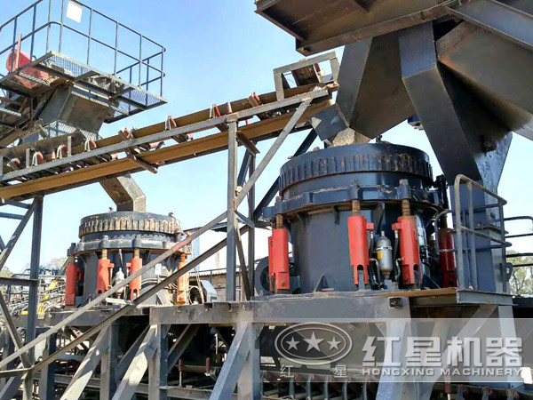 石料廠作業(yè)的圓錐破碎機(jī) 石料廠作業(yè)的圓錐破碎機(jī)