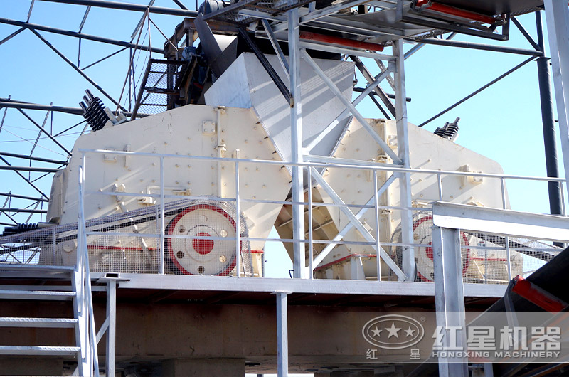 河北大型石料廠(chǎng)正在作業(yè)的反擊式破碎機(jī) 河北大型石料廠(chǎng)正在作業(yè)的反擊式破碎機(jī)