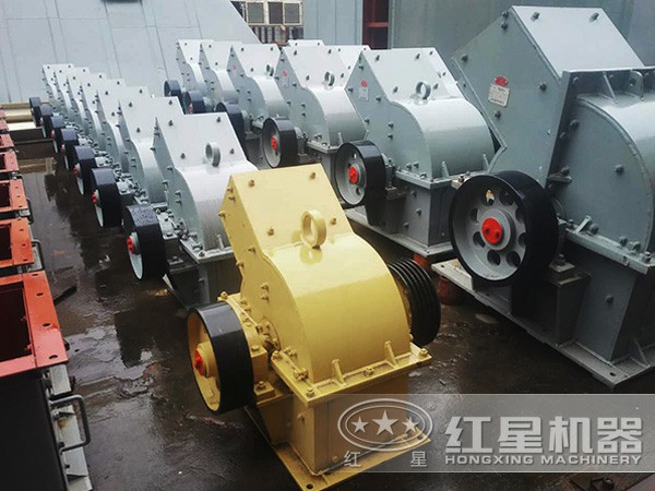 廠區(qū)擺放整形的小型錘式破碎機(jī) 廠區(qū)擺放整形的小型錘式破碎機(jī)