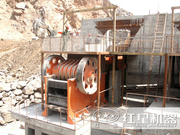 水泥塊破碎機作業(yè)現(xiàn)場 水泥塊破碎機作業(yè)現(xiàn)場