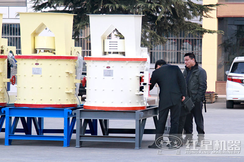 客戶來(lái)廠參觀、選購(gòu)立式復(fù)合破設(shè)備