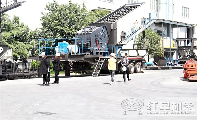 移動(dòng)反擊式碎石機(jī) 移動(dòng)反擊式碎石機(jī)