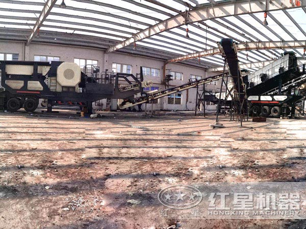流動顎式碎石機生產(chǎn)現(xiàn)場 流動顎式碎石機生產(chǎn)現(xiàn)場