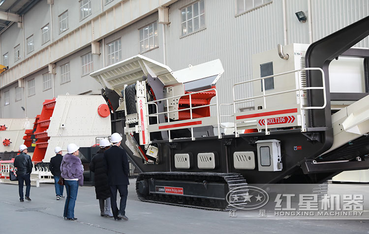 河北王女士到廠參觀移動碎石機(jī) 河北王女士到廠參觀移動碎石機(jī)