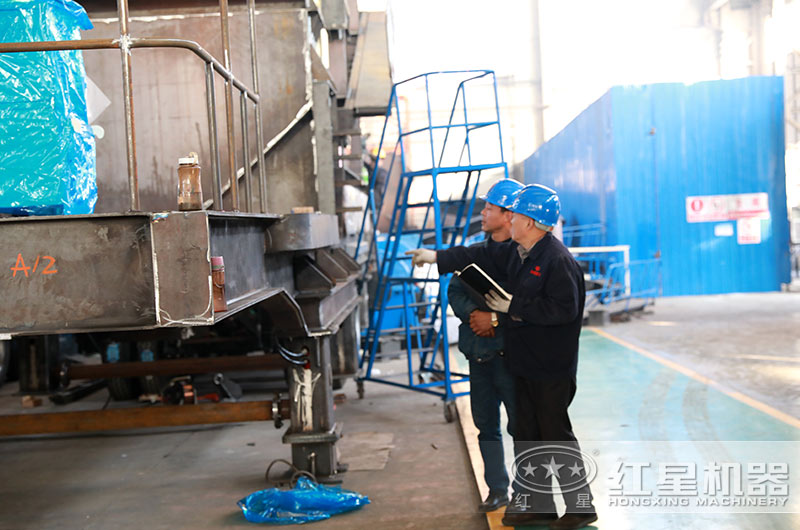 為保證質(zhì)量，老師傅現(xiàn)場(chǎng)指導(dǎo)設(shè)備生產(chǎn)