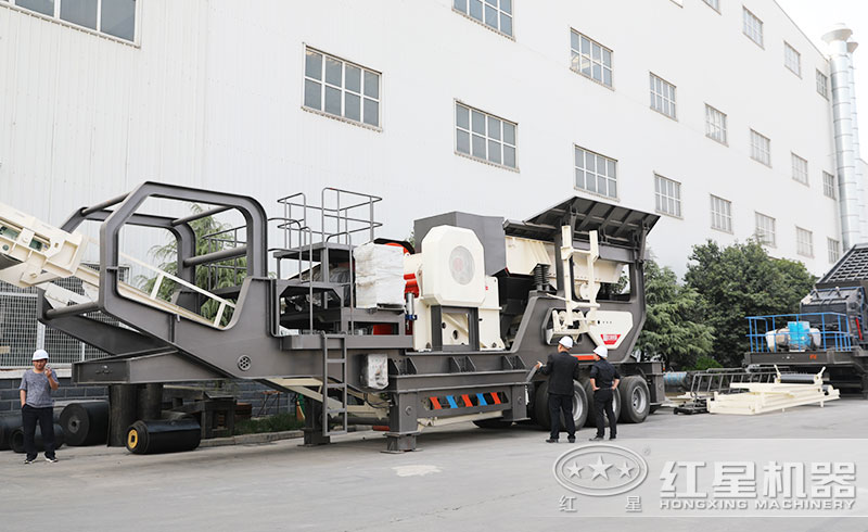 客戶參觀顎式移動(dòng)破石機(jī) 客戶參觀顎式移動(dòng)破石機(jī)