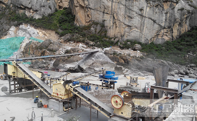 石頭粉碎機(jī)工作現(xiàn)場(chǎng) 石頭粉碎機(jī)工作現(xiàn)場(chǎng)