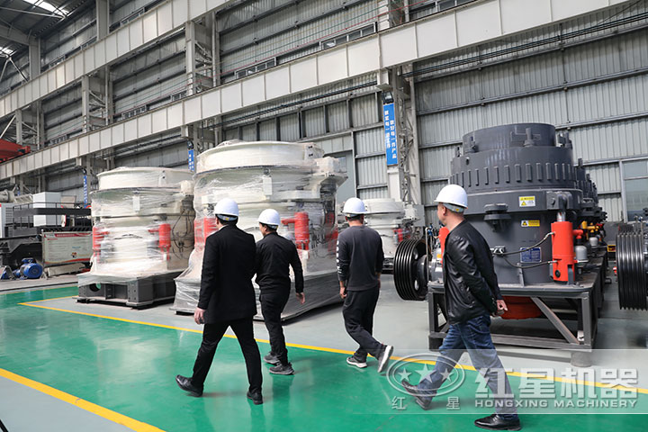 客戶到廠參觀圓錐碎石機(jī) 客戶到廠參觀圓錐碎石機(jī)