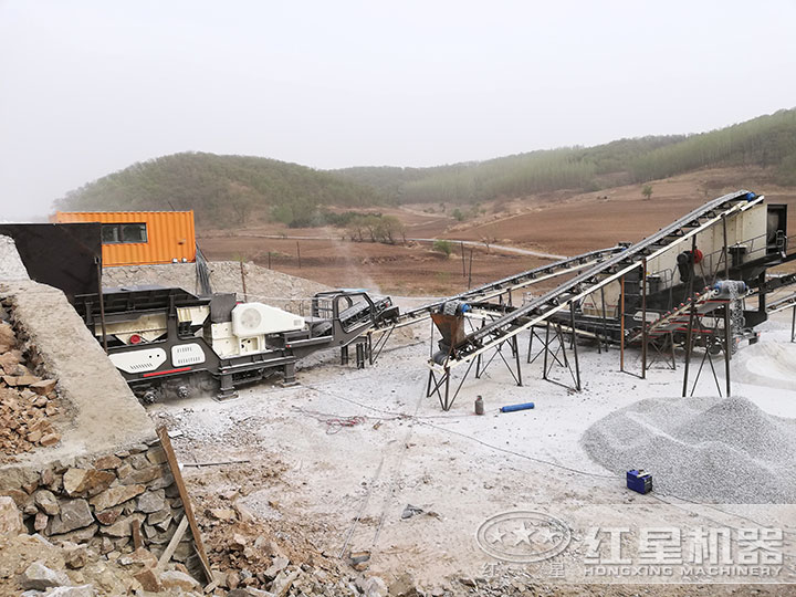 車載式破碎機作業(yè)現(xiàn)場 車載式破碎機作業(yè)現(xiàn)場