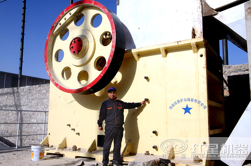 石灰石破碎機現(xiàn)場作業(yè)圖 石灰石破碎機現(xiàn)場作業(yè)圖