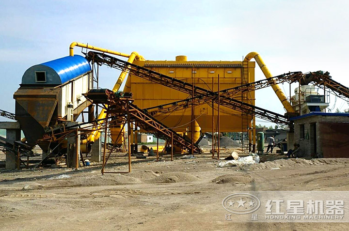 圖三:配置除塵裝置的制砂現(xiàn)場(chǎng) 圖三:配置除塵裝置的制砂現(xiàn)場(chǎng)