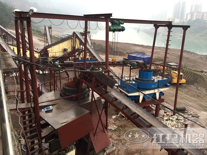 鵝卵石制砂生產(chǎn)現(xiàn)場(chǎng) 鵝卵石制砂生產(chǎn)現(xiàn)場(chǎng)