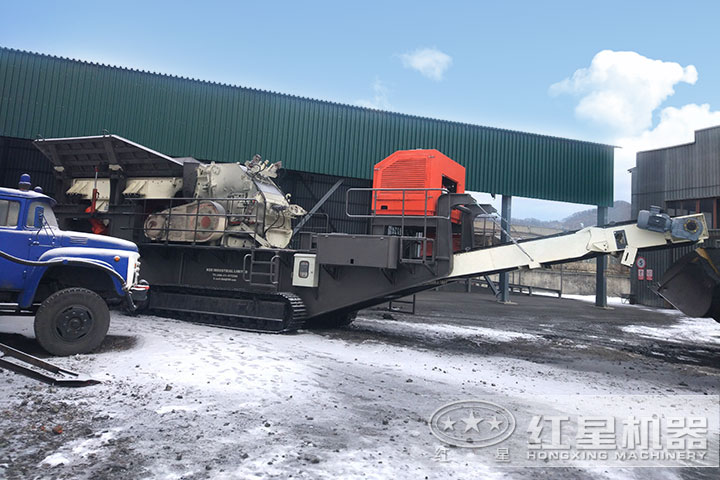 履帶反擊式破碎機(jī)處理煤矸石現(xiàn)場(chǎng) 履帶反擊式破碎機(jī)處理煤矸石現(xiàn)場(chǎng)