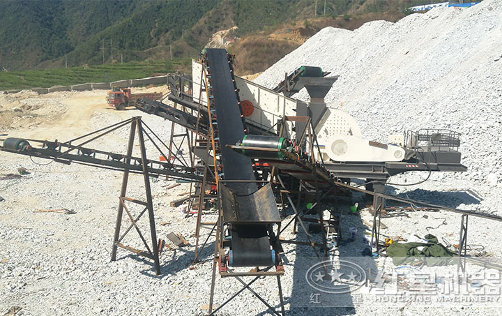 輪胎重錘式破碎機(jī)破碎石灰石現(xiàn)場(chǎng) 輪胎重錘式破碎機(jī)破碎石灰石現(xiàn)場(chǎng)