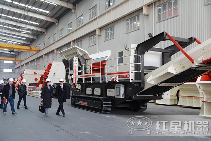 用戶到廠考察移動碎石機械設備 用戶到廠考察移動碎石機械設備