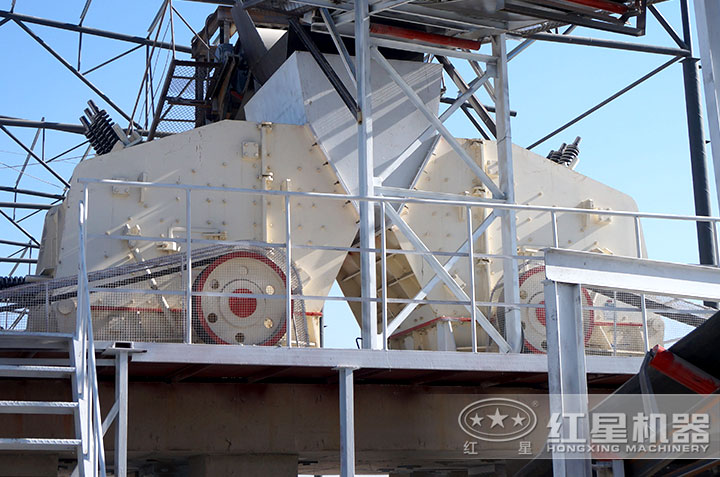 反擊式破碎機(jī)作業(yè)現(xiàn)場 反擊式破碎機(jī)作業(yè)現(xiàn)場