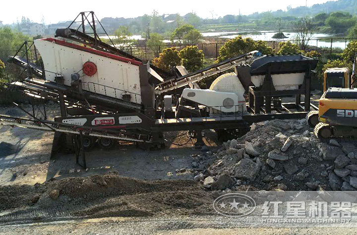 輪胎式建筑廢料粉碎機作業(yè)現(xiàn)場 輪胎式建筑廢料粉碎機作業(yè)現(xiàn)場