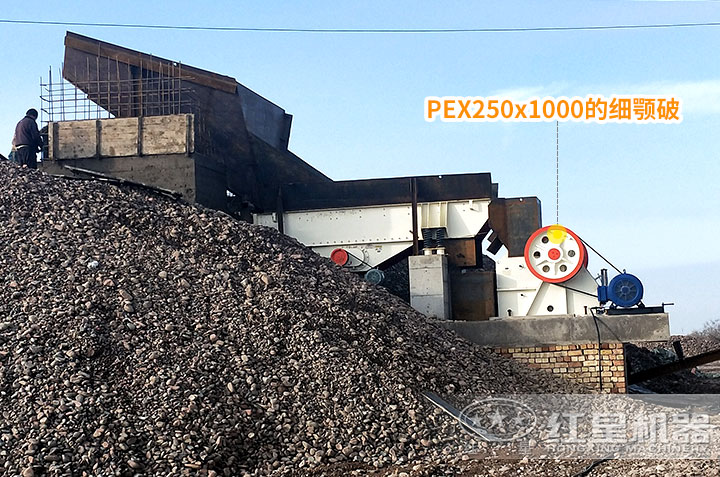 顎式破碎機作業(yè)現(xiàn)場 顎式破碎機作業(yè)現(xiàn)場