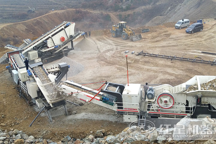 三臺履帶移動磕石機現場 三臺履帶移動磕石機現場