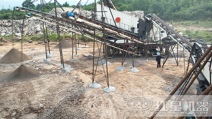 兩臺輪胎移動磕石機現場 兩臺輪胎移動磕石機現場