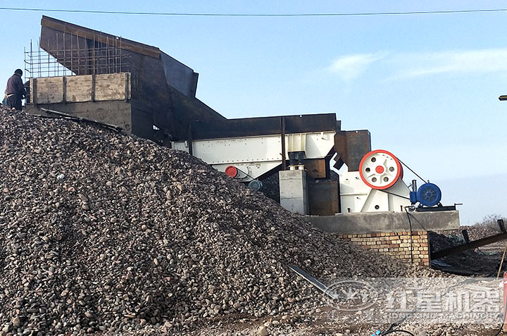 顎式破碎機(jī)作業(yè)現(xiàn)場 顎式破碎機(jī)作業(yè)現(xiàn)場