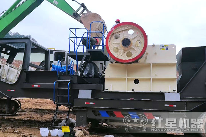移動(dòng)顎式細(xì)碎破碎機(jī)作業(yè)現(xiàn)場(chǎng) 移動(dòng)顎式細(xì)碎破碎機(jī)作業(yè)現(xiàn)場(chǎng)