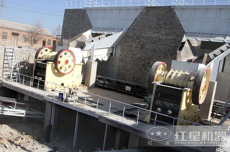 新型效率高鄂式破碎機(jī)生產(chǎn)現(xiàn)場 新型效率高鄂式破碎機(jī)生產(chǎn)現(xiàn)場