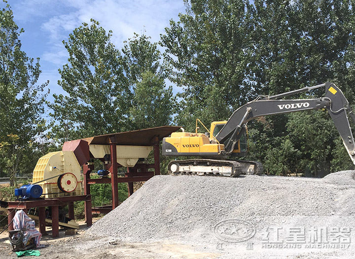 石灰石錘式破碎機現(xiàn)場 石灰石錘式破碎機現(xiàn)場