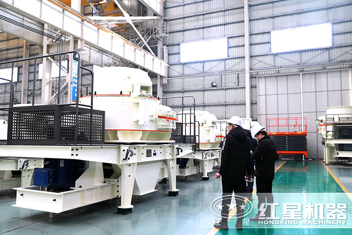 客戶到廠參觀石英制砂機(jī) 客戶到廠參觀石英制砂機(jī)