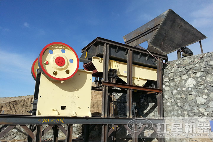 玄武巖顎式破碎機現(xiàn)場 玄武巖顎式破碎機現(xiàn)場